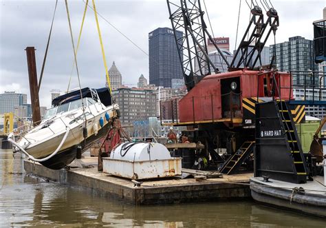 hitbdam|Several barges loose hit dam on Ohio River, 1 carrying methanol。